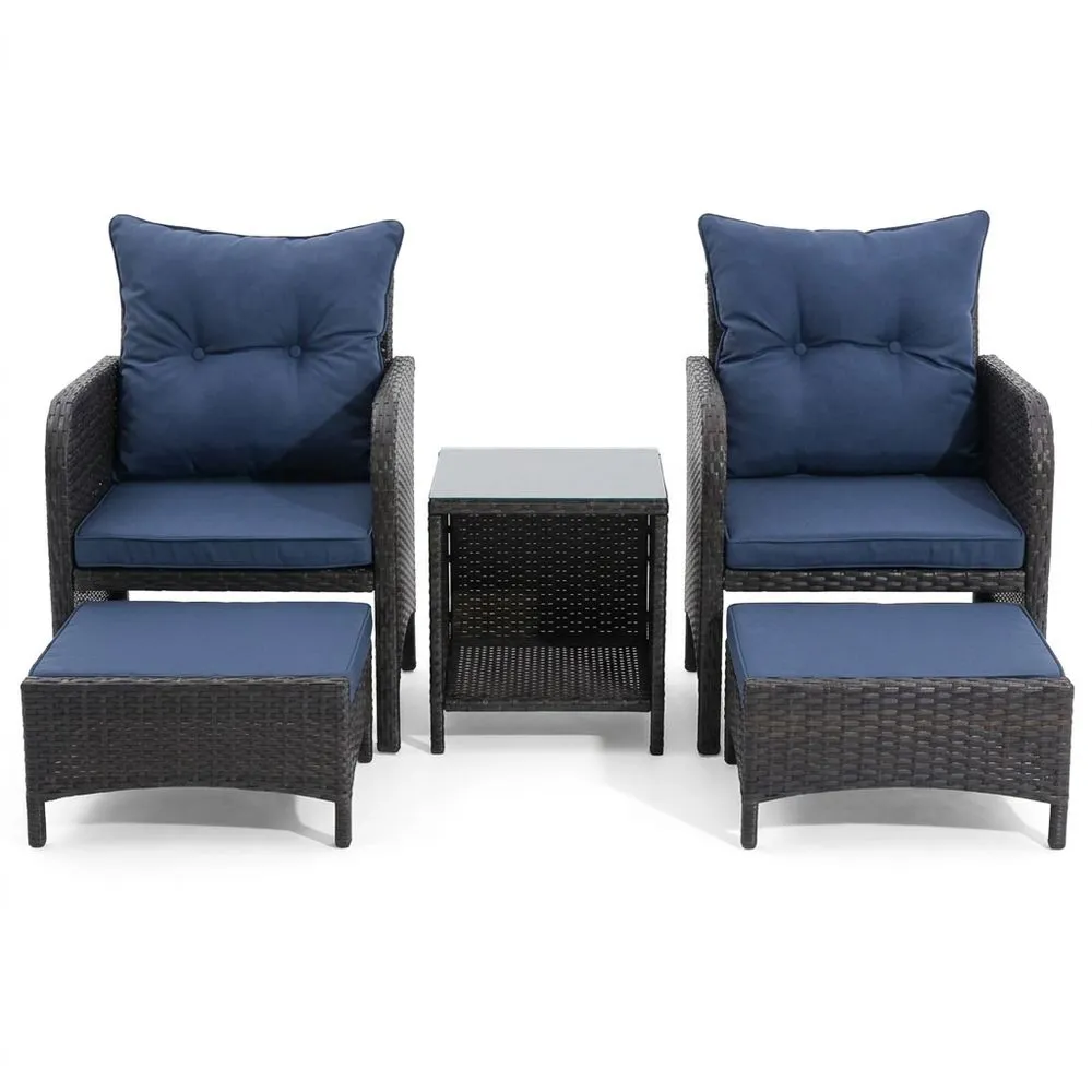 Conjunto de muebles de exterior de ratán sintético con cojines azules.