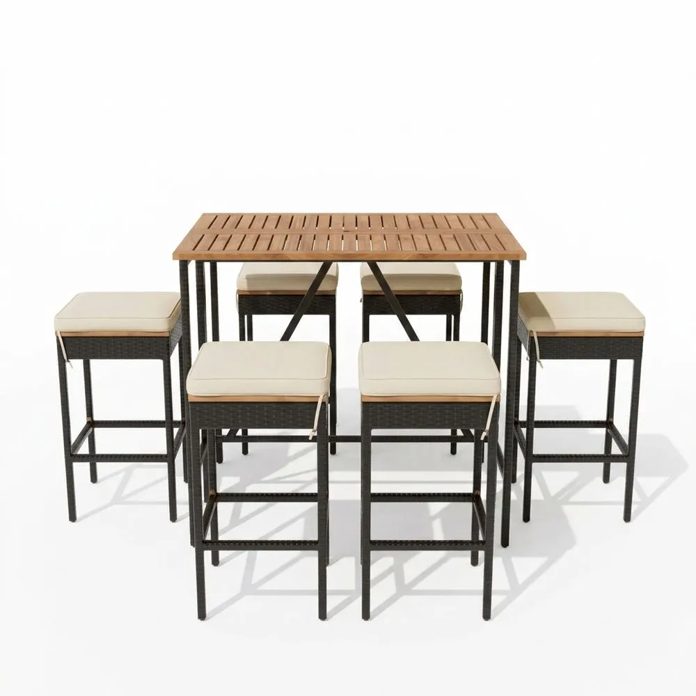 El conjunto de mesa alta y sillas para exteriores está fabricado en ratán, acero y fibra de poliéster, y está disponible en color marrón y beige.