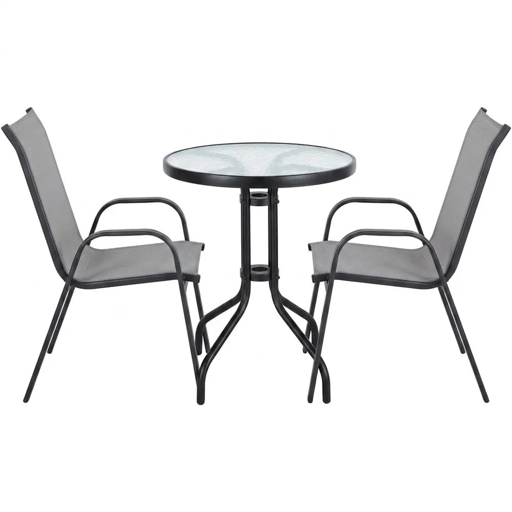 Una mesa de exterior de cristal templado con dos sillas de acero.