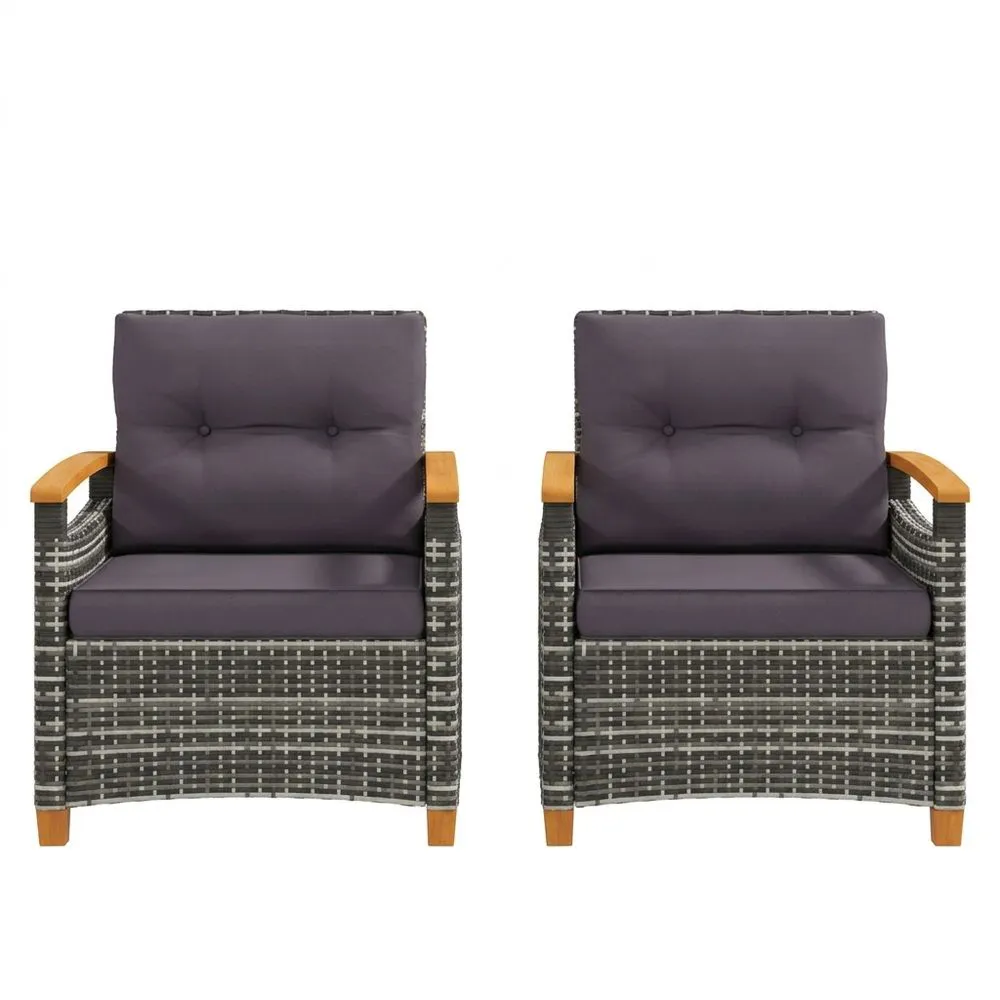 Su exterior está hecho de ratán, con un cojín gris y una estructura de madera.