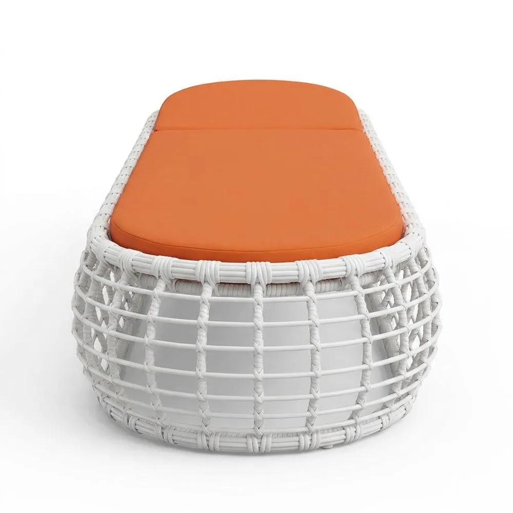 Taburete de ratán sintético con cojín de asiento de poliéster naranja.