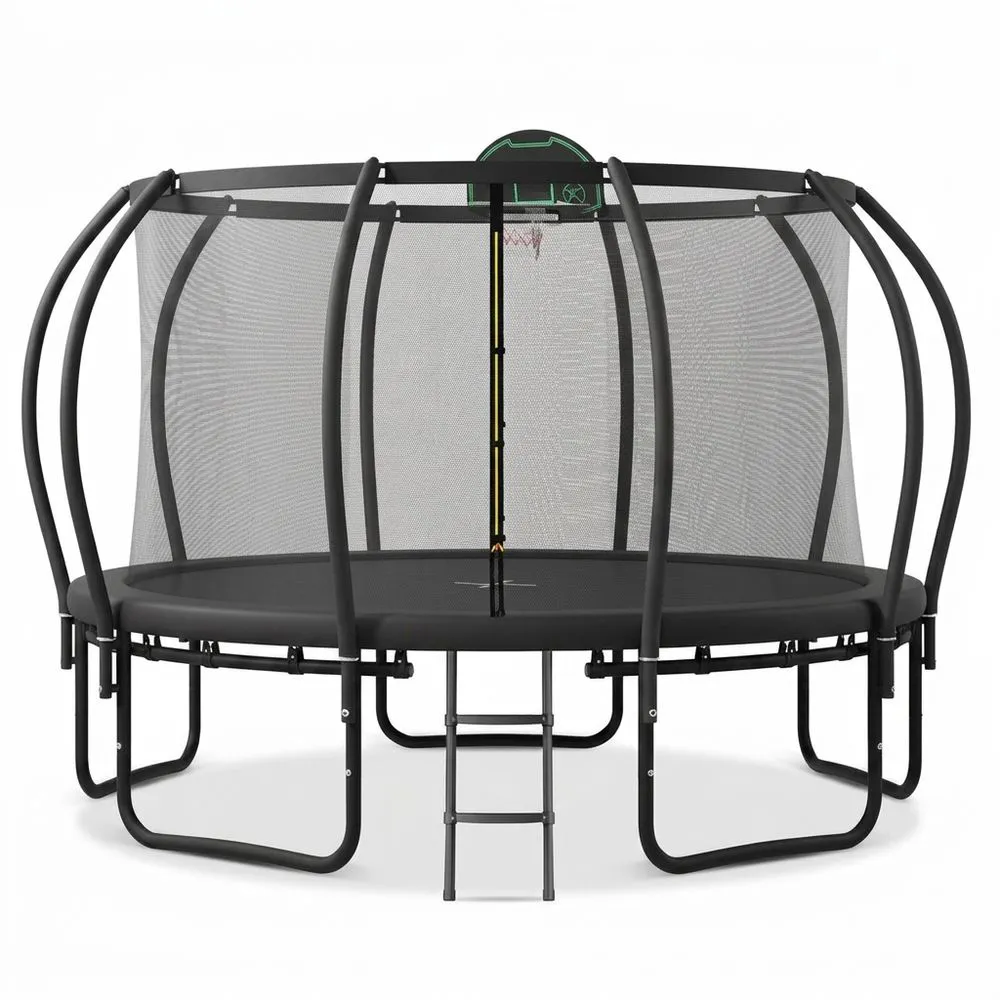 Un trampolín redondo de acero negro, equipado con red de seguridad y escalera.