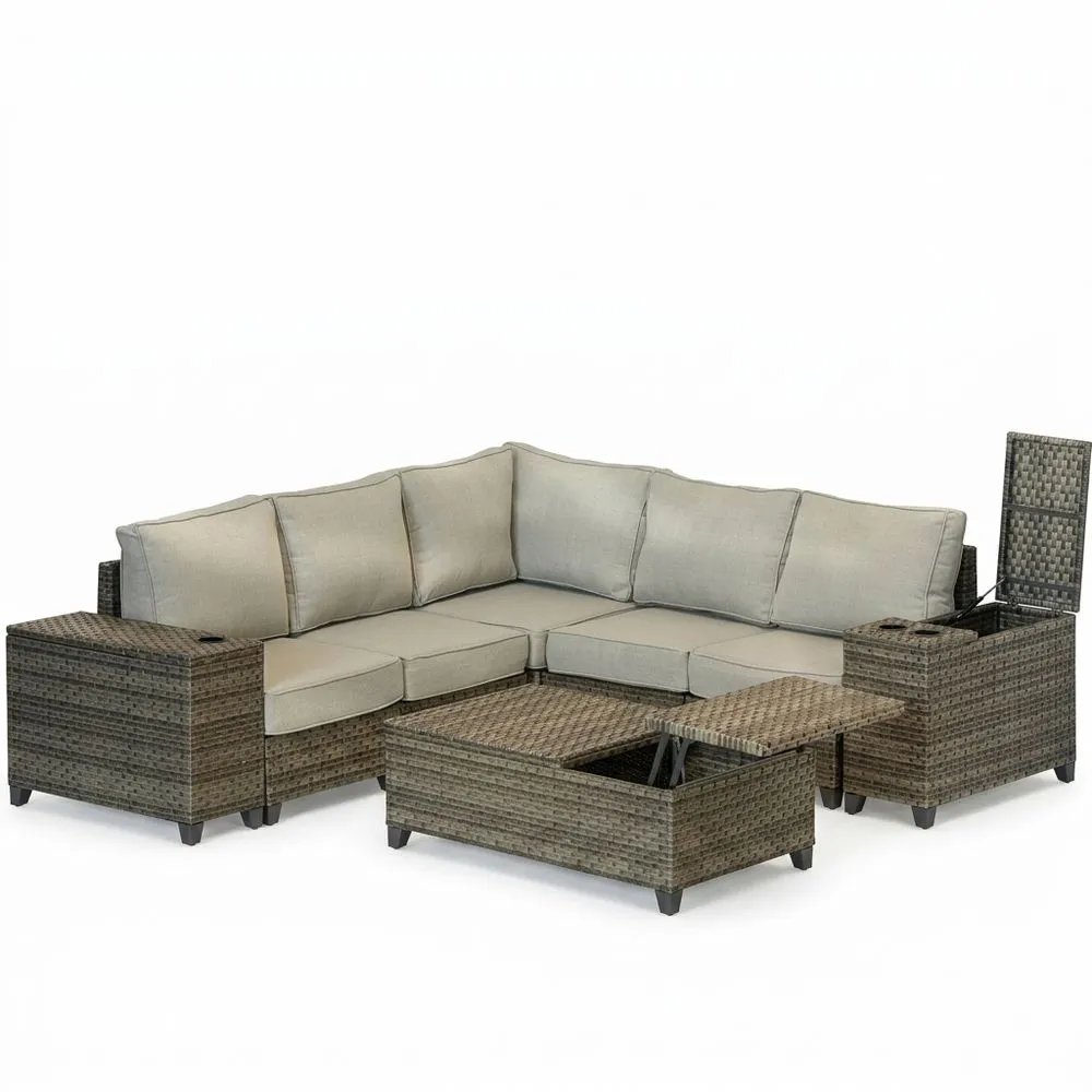 Un conjunto de sofá esquinero de ratán con cojines de poliéster y una mesa de cristal templado.