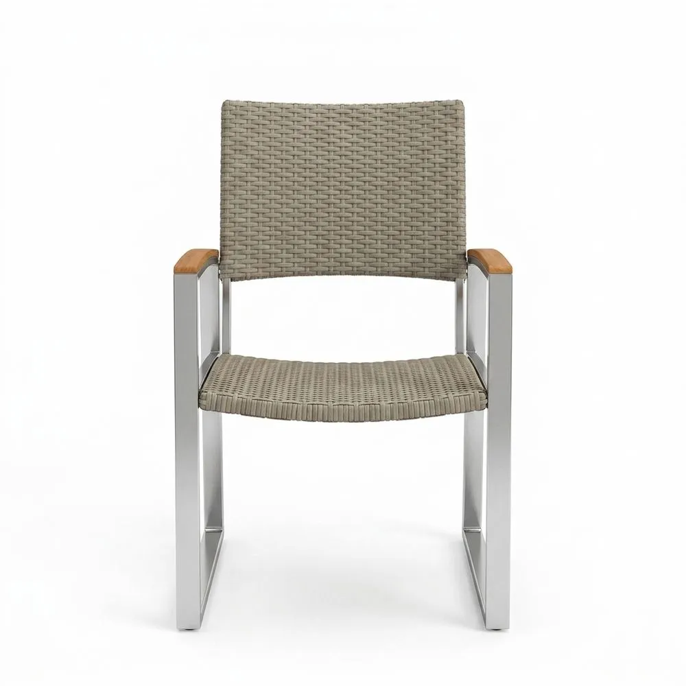 Silla de exterior de aluminio y fibra sintética, color marrón.