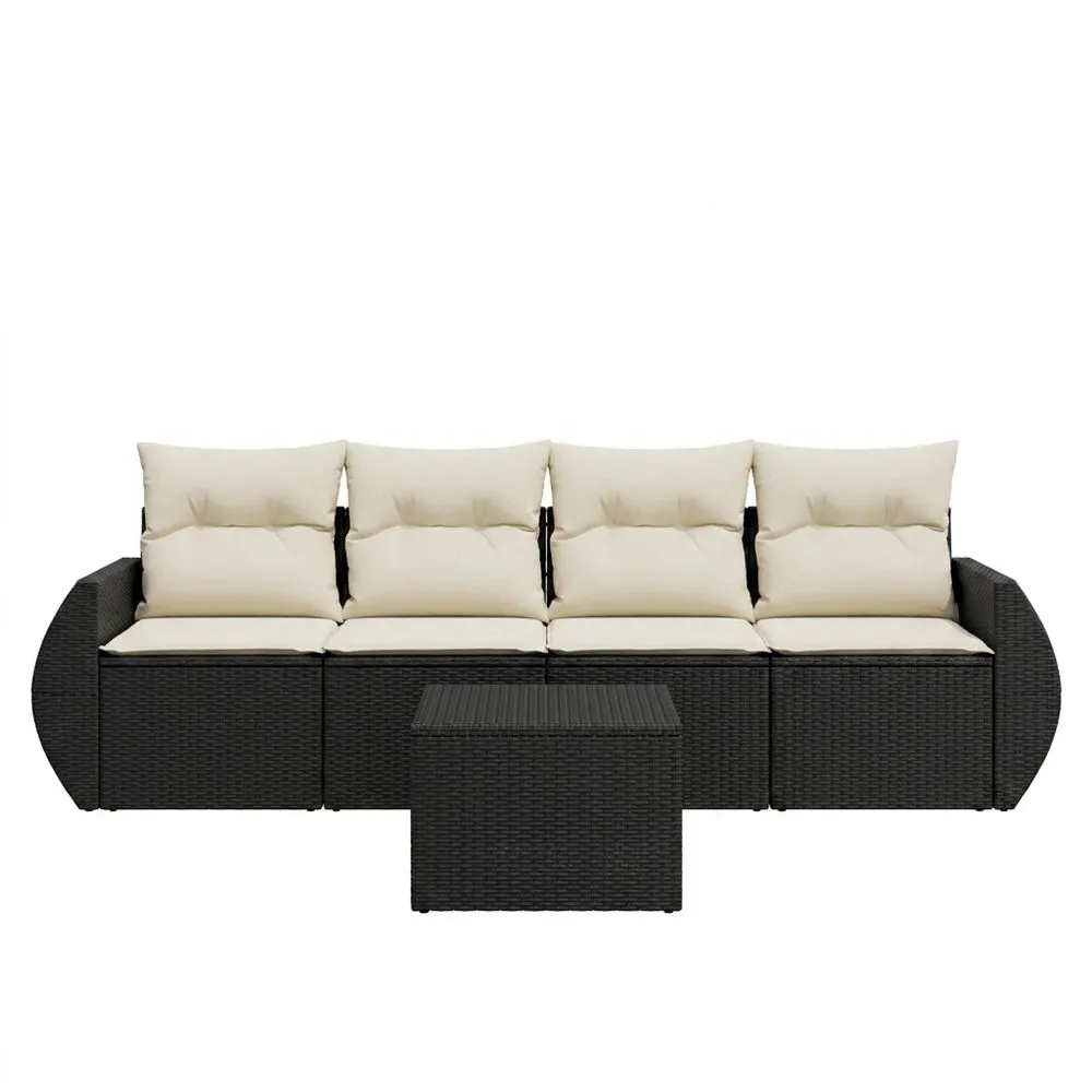 Conjunto de sofá modular de ratán negro, con cojines y mesa de color beige.