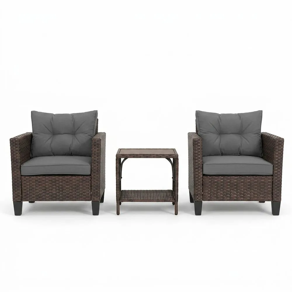 Conjunto de muebles de exterior de ratán sintético marrón con cojines grises.