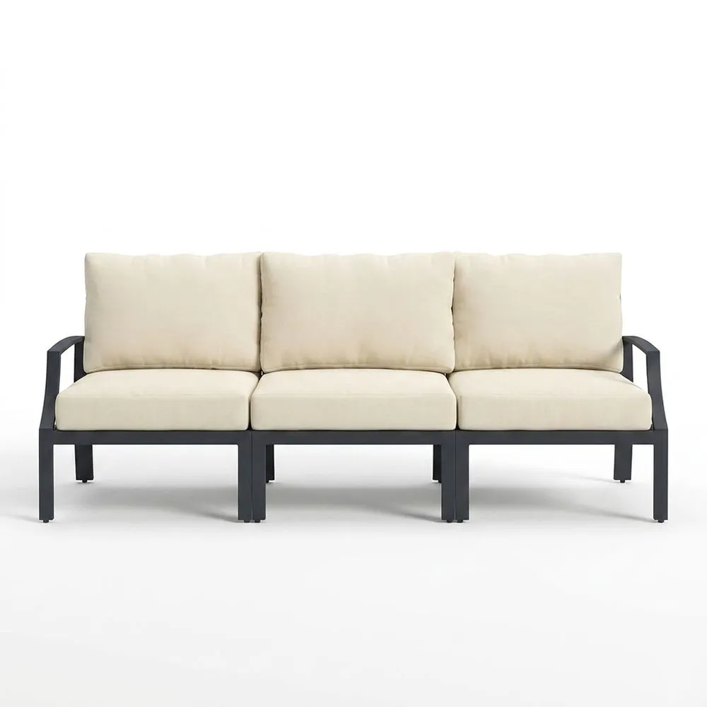 Sofá de exterior de aluminio con cojines de lona beige.