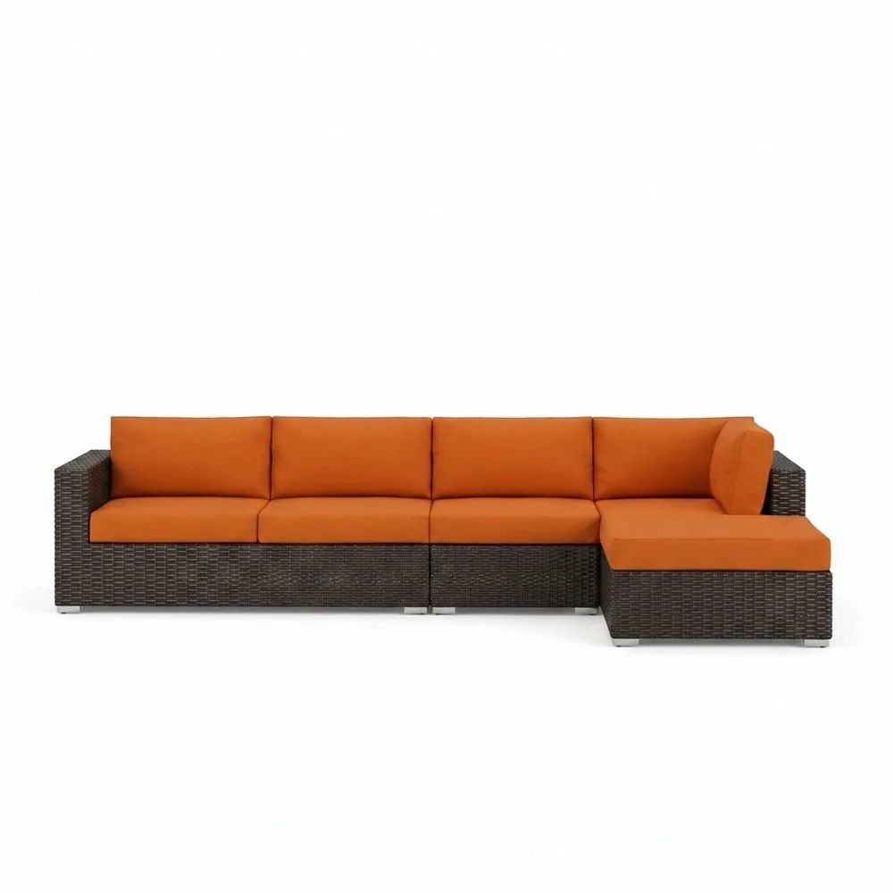 Sofá seccional de ratán sintético naranja con cojines.
