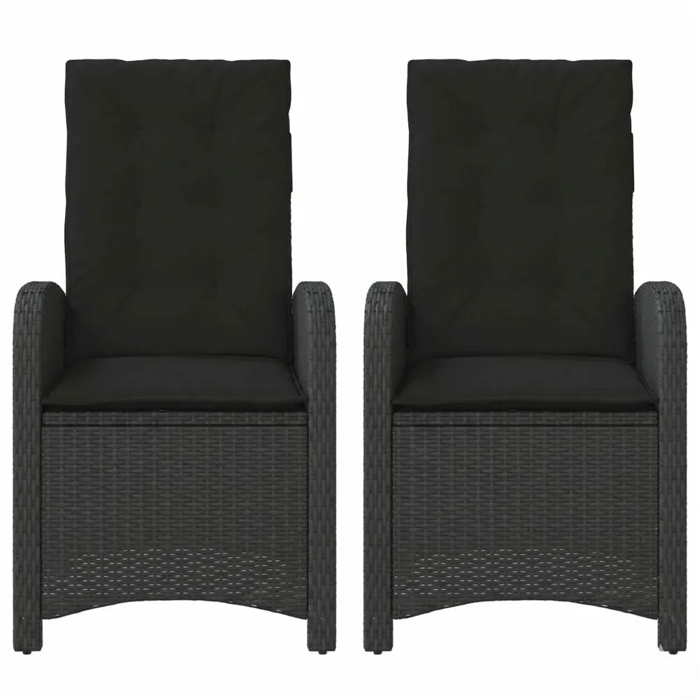 Dos sillas de jardín negras de ratán sintético.