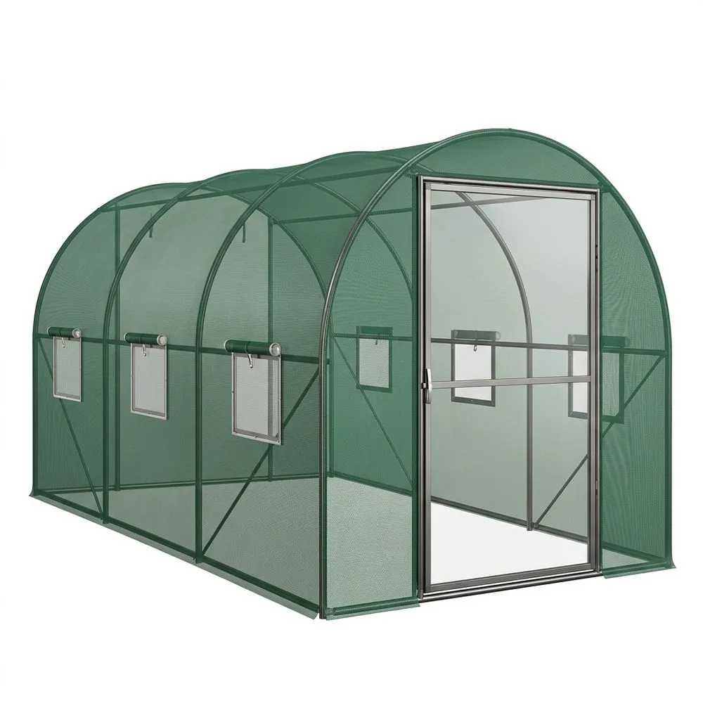 Invernaderos tipo túnel con estructura de acero y polietileno para jardines verdes.