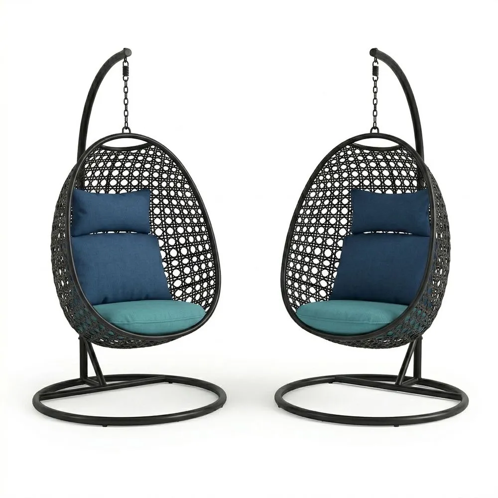 Conjunto de sillas colgantes de mimbre sintético negro con cojines azules