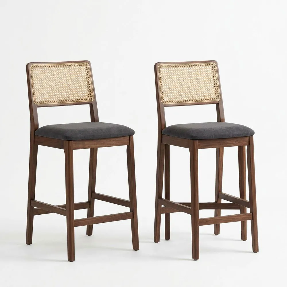 Juego de Dos Sillas Altas de Madera Nogal y Caña Sintética con Asiento de Poliéster Gris