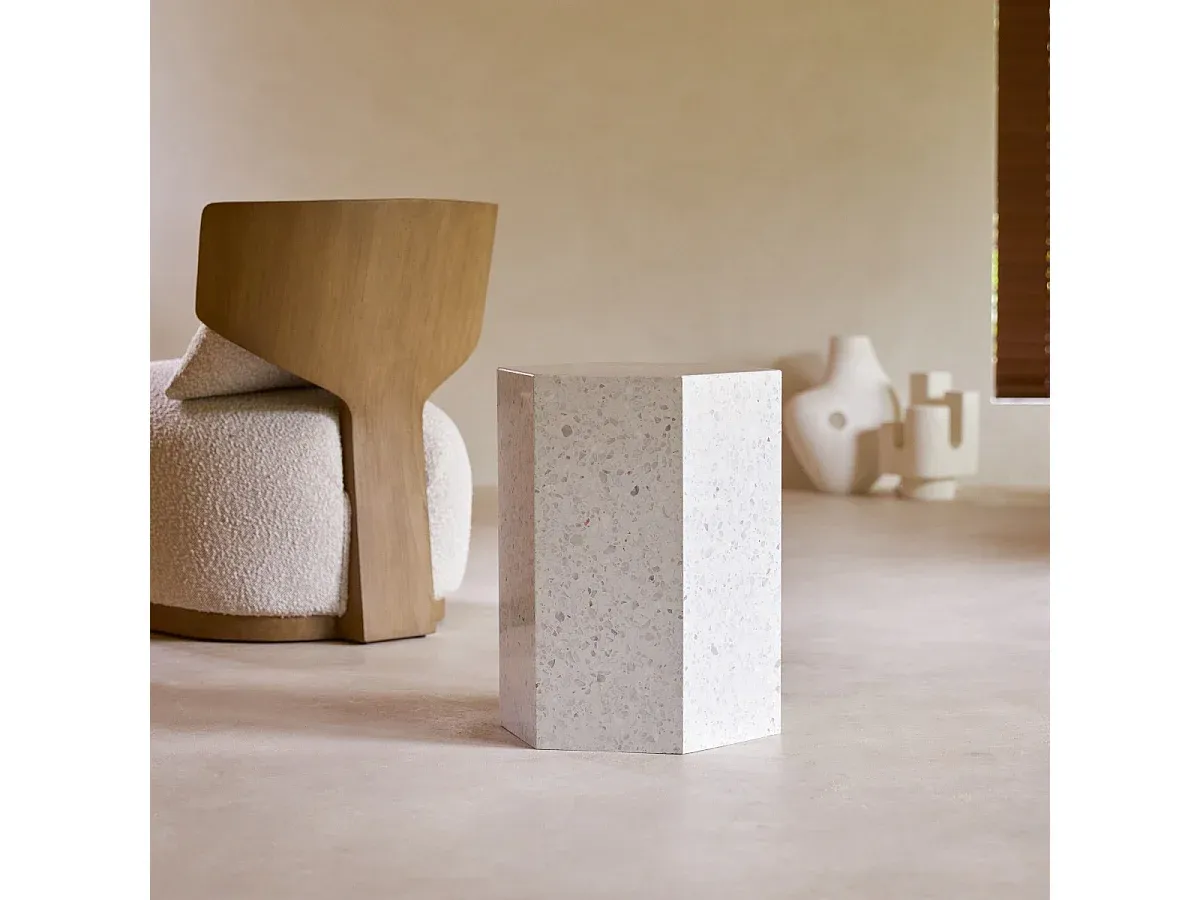 Elegantes Sofaende aus hochwertigem Terrazzo, Rosa