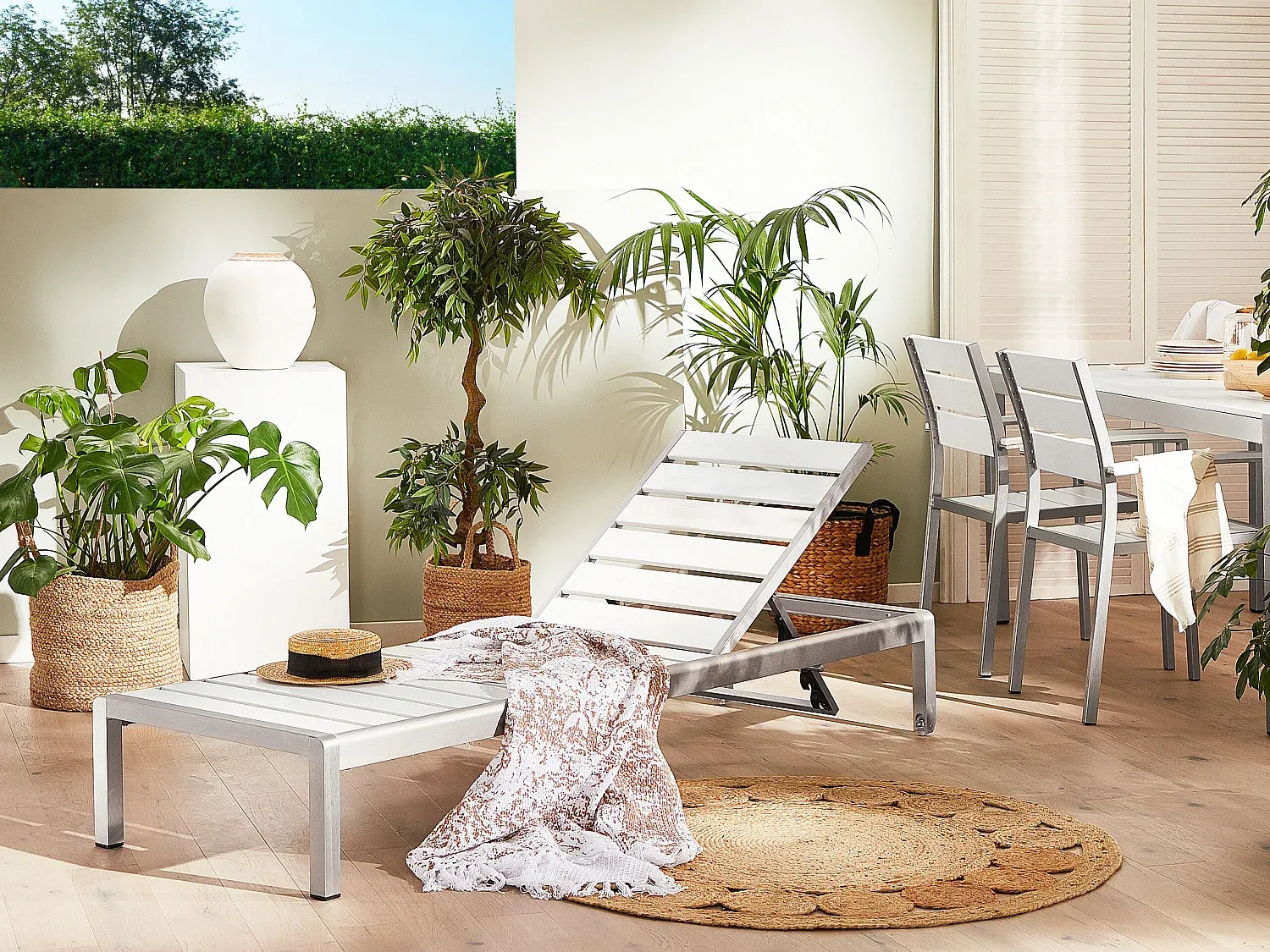 Verstellbare Sonnenliege aus Kunstholz in Weiß für den Garten