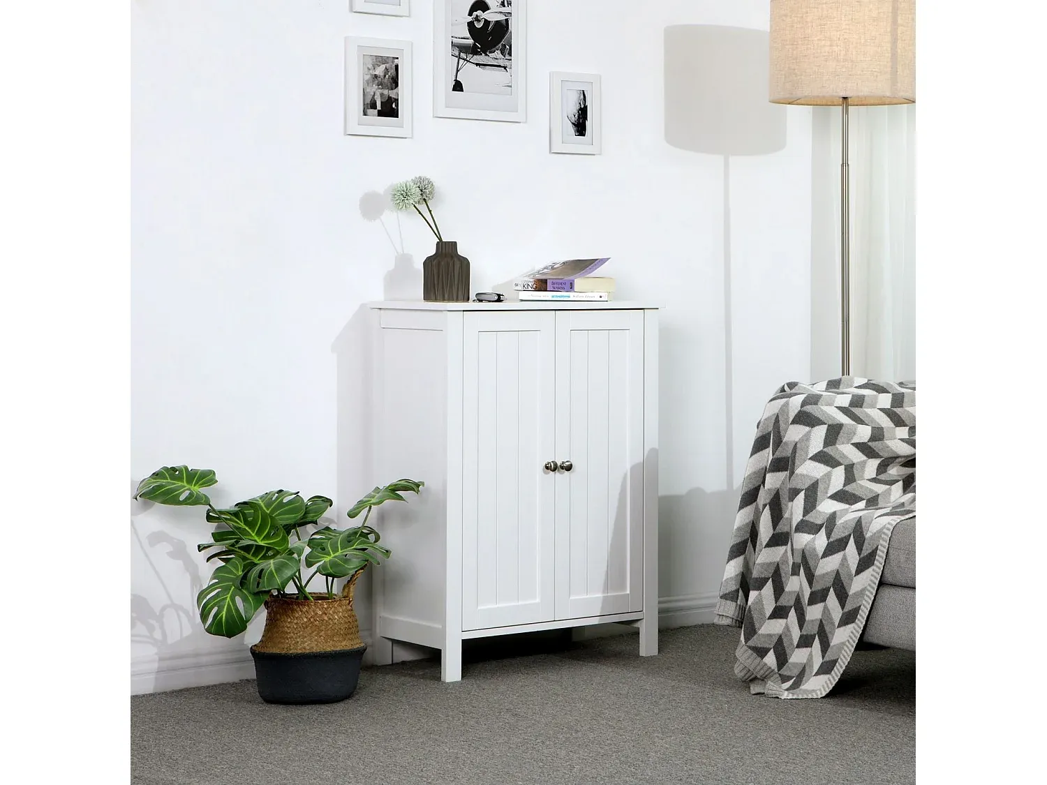 Moderner Badezimmerschrank mit Spiegel