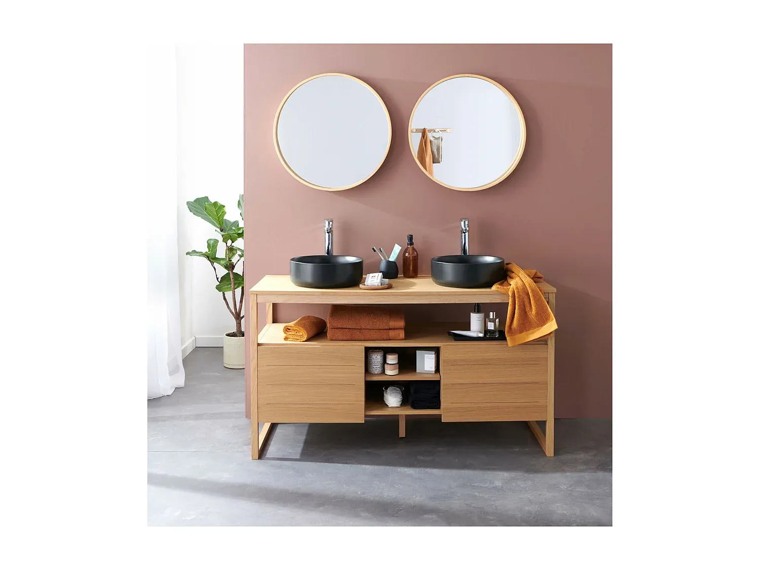 Modernes Badezimmer-Set mit Doppelwaschbecken und Spiegel