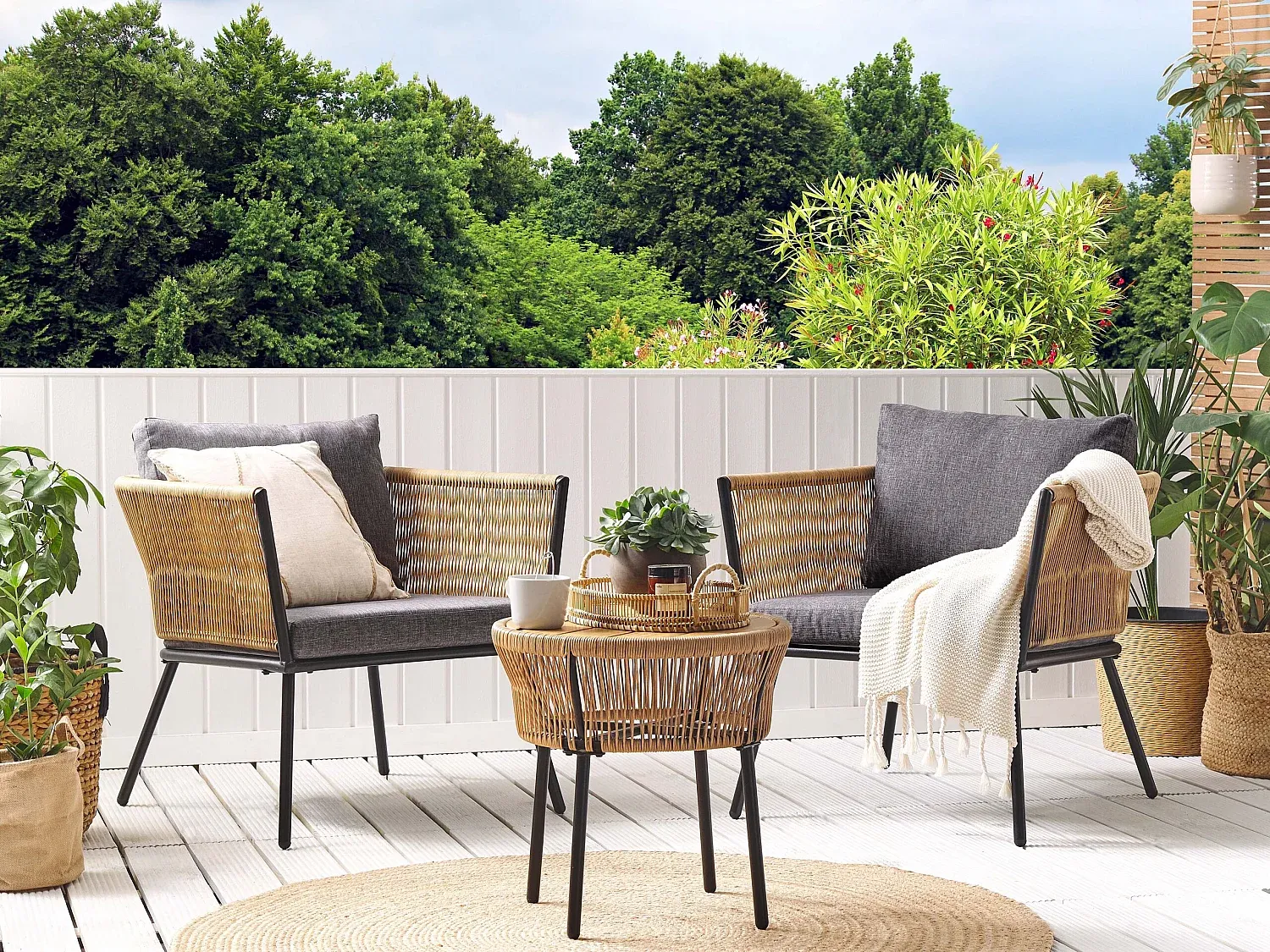 Rattan Balkonmöbel-Set mit grauen Kissen