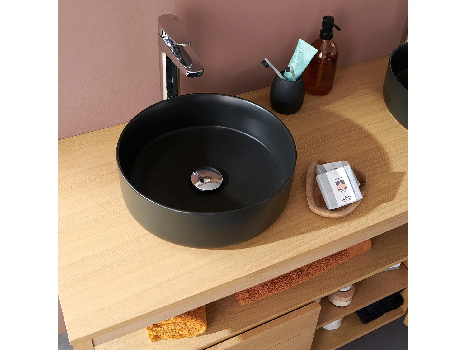 Modernes Badezimmer-Set mit Doppelwaschbecken und Spiegel