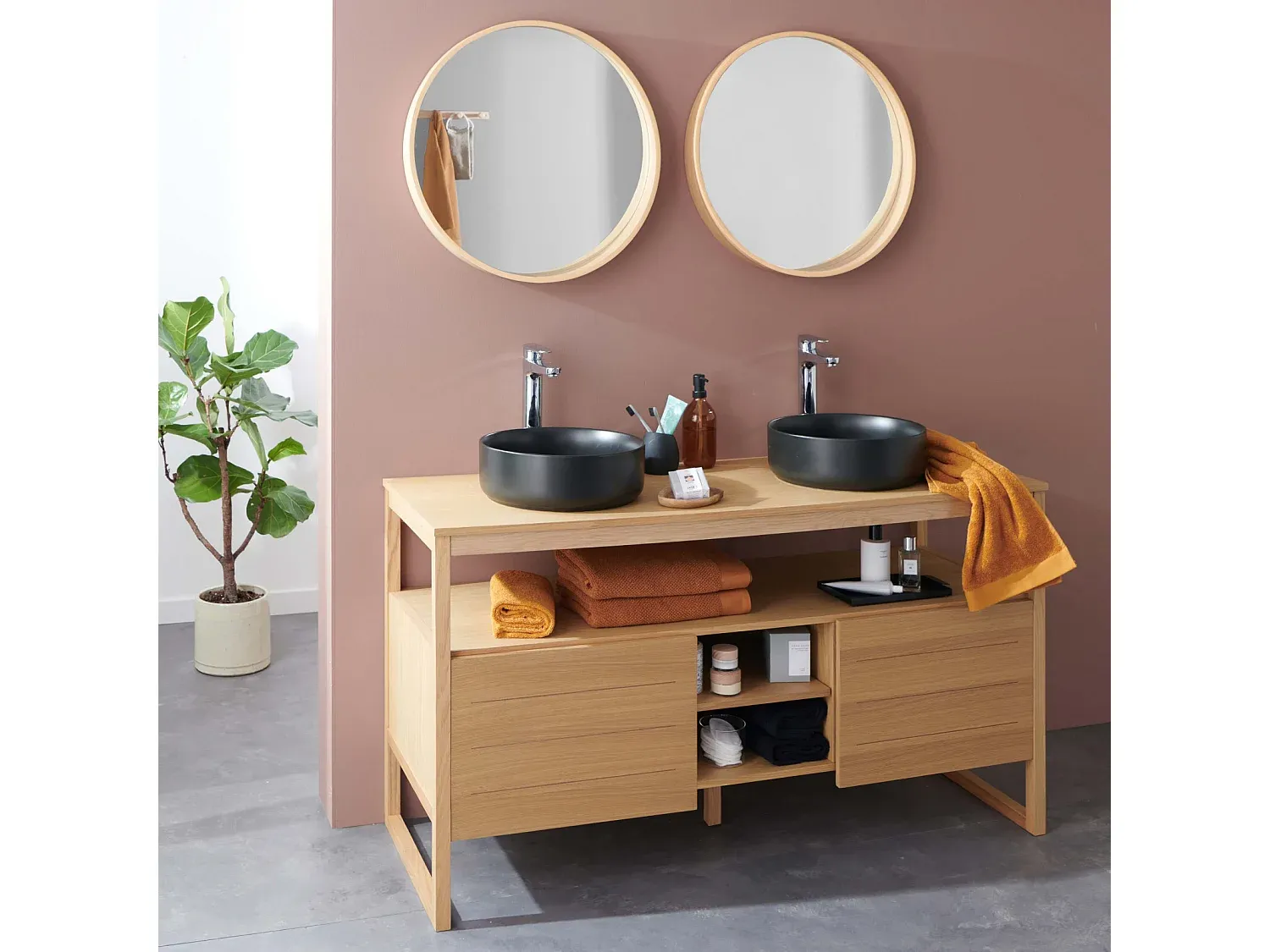 Modernes Badezimmer-Set mit Doppelwaschbecken und Spiegel