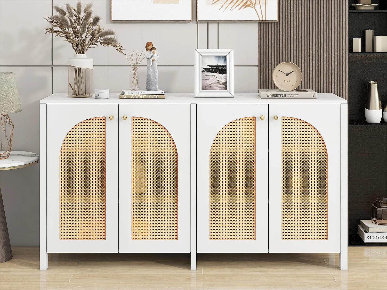 Elegantes Sideboard mit flexiblen Fächern und Rattantüren
