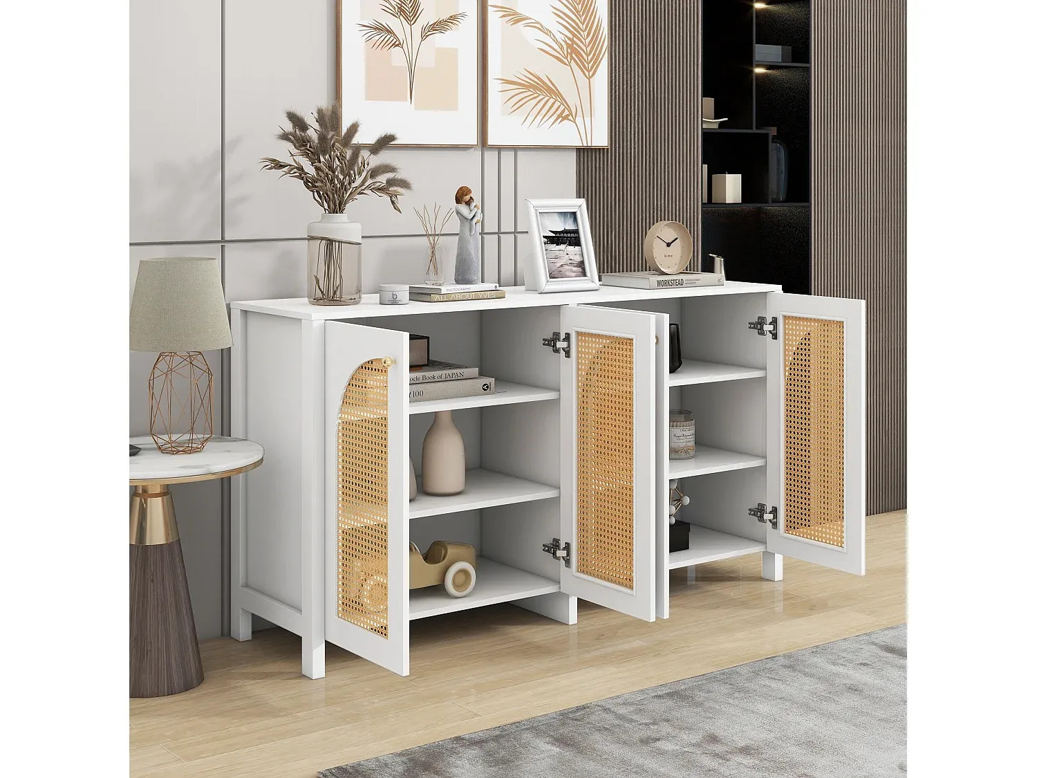 Elegantes Sideboard mit flexiblen Fächern und Rattantüren