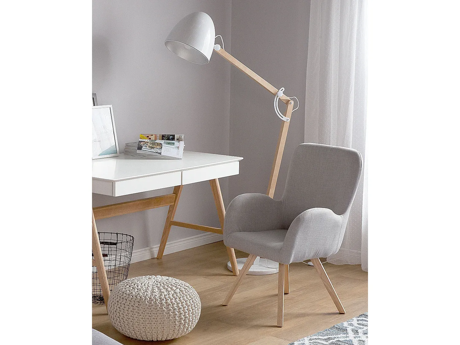 Bequemer hellgrauer Polstersessel