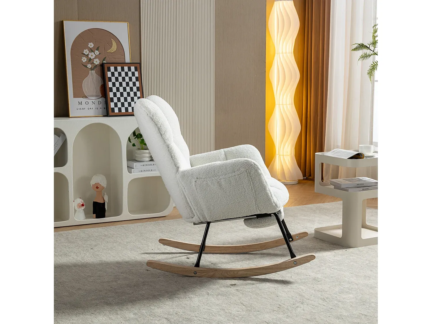 Bequemer Schaukelstuhl mit Plüsch und Fußstütze