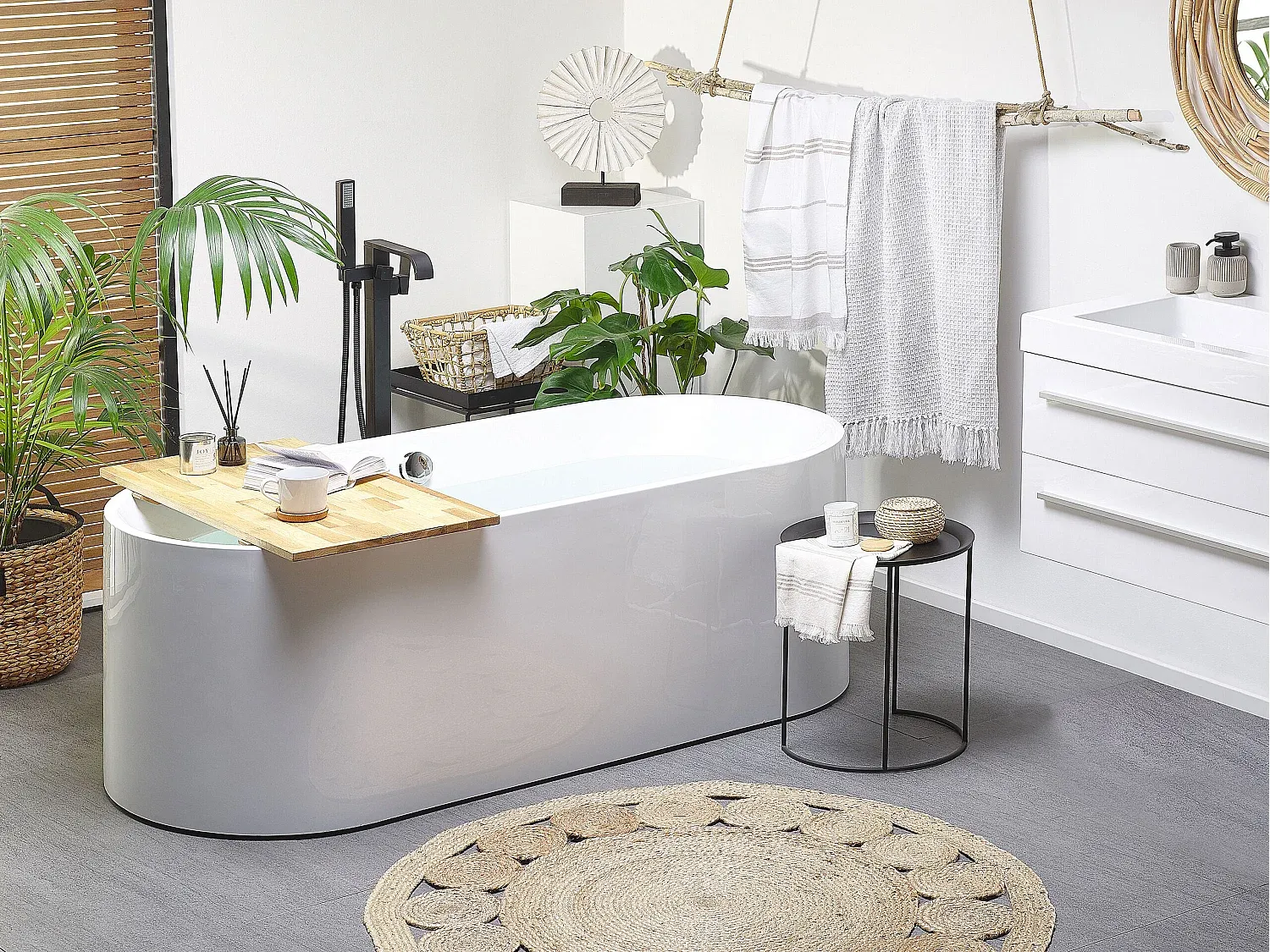 Freistehende ovale Badewanne 170 x 75 cm in Weiß