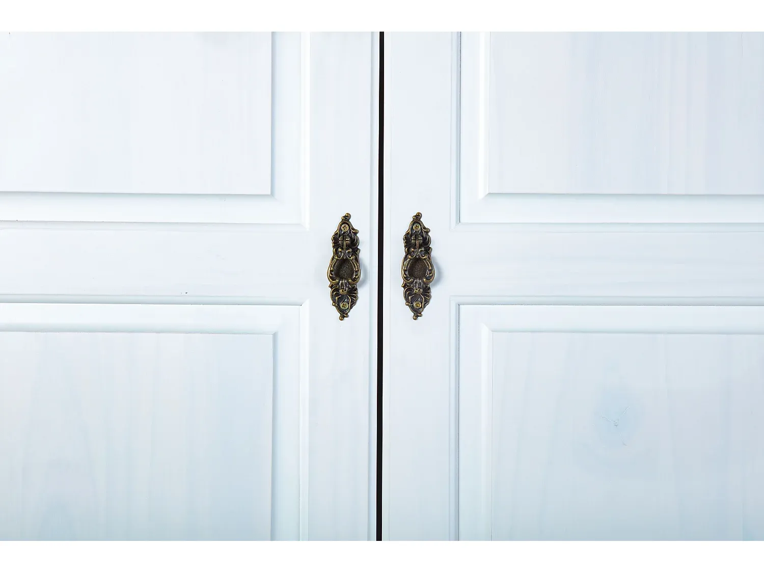 Moderner weißer Kleiderschrank mit 3 Türen