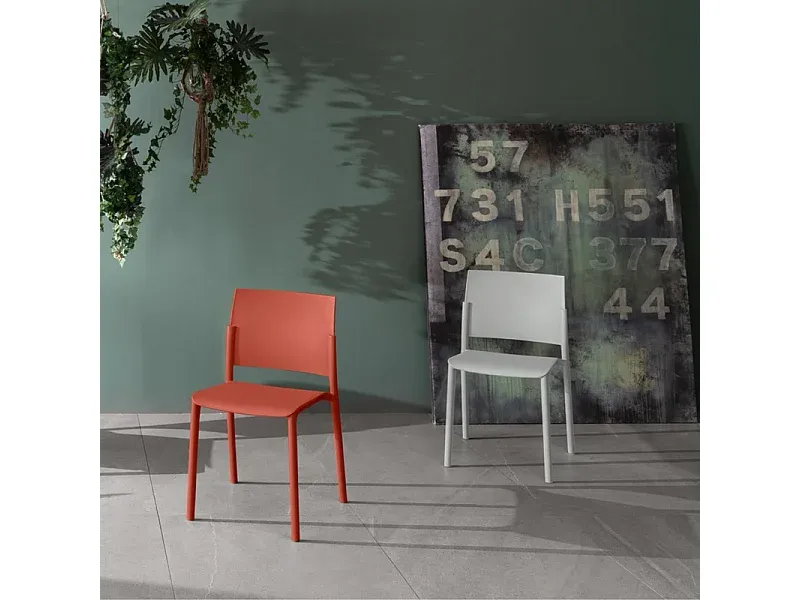 Stapelbare Esszimmerstühle im modernen Design, hellgrau