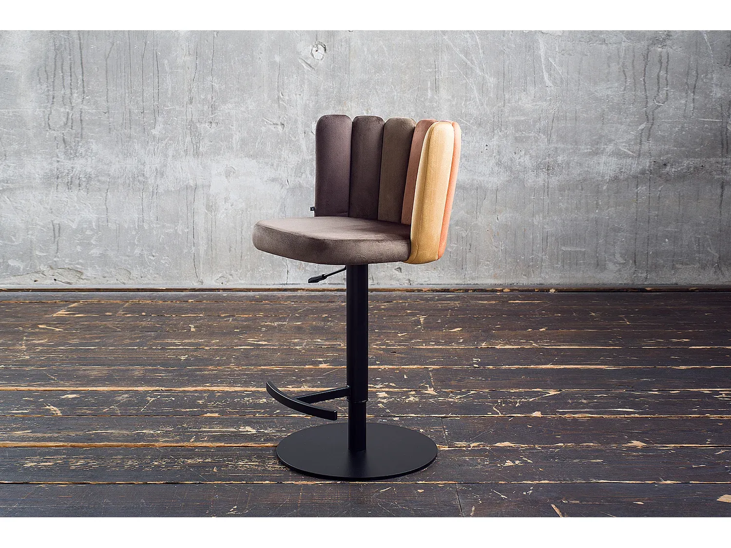 Höhenverstellbarer Barhocker aus Samt in Braun