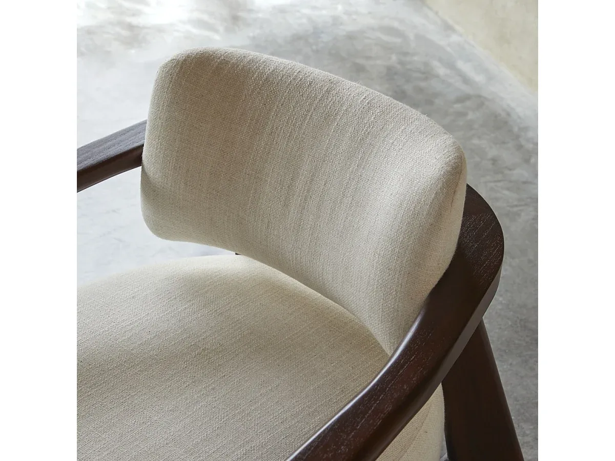 Gemütlicher Sessel aus Mindiholz mit Stoffbezug