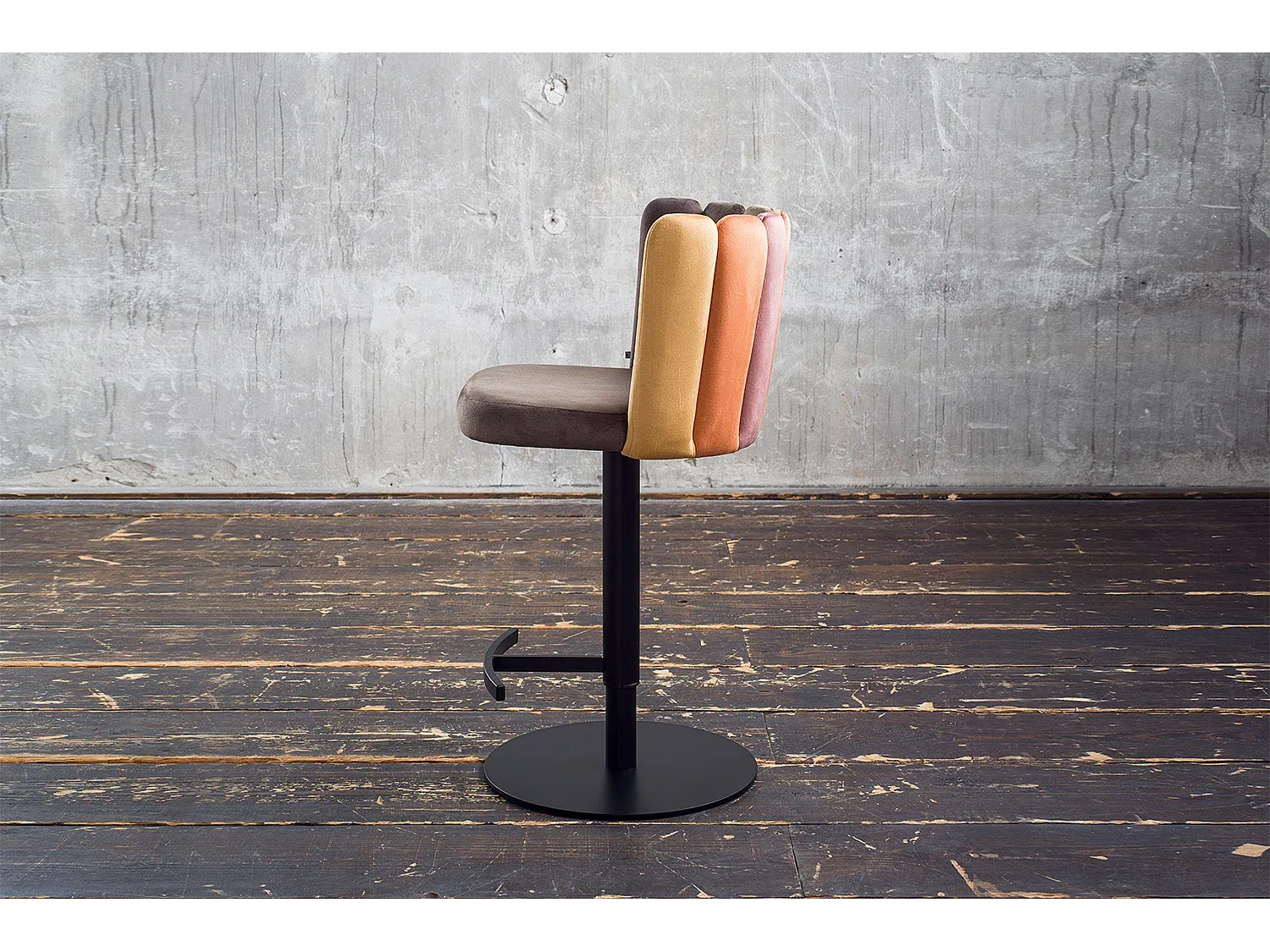 Höhenverstellbarer Barhocker aus Samt in Braun