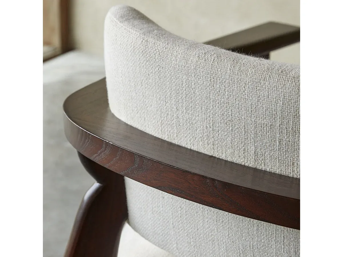 Gemütlicher Sessel aus Mindiholz mit Stoffbezug