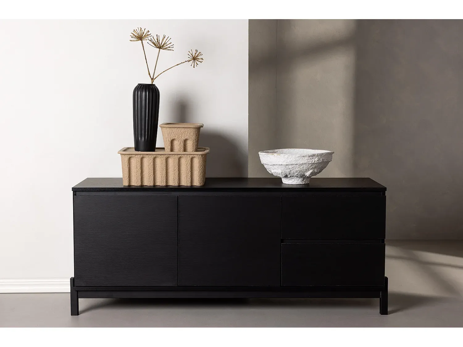 Schwarze Kommode mit Türen und Schubladen 135x40x56