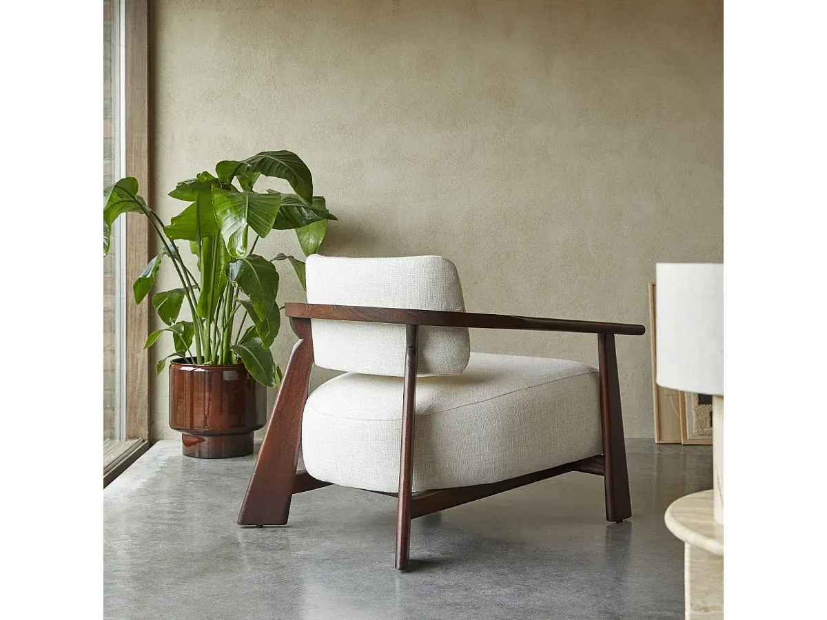 Gemütlicher Sessel aus Mindiholz mit Stoffbezug