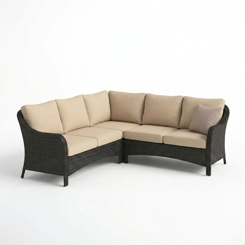 Sofá seccional de ratán sintético negro con cojines beige en forma de L