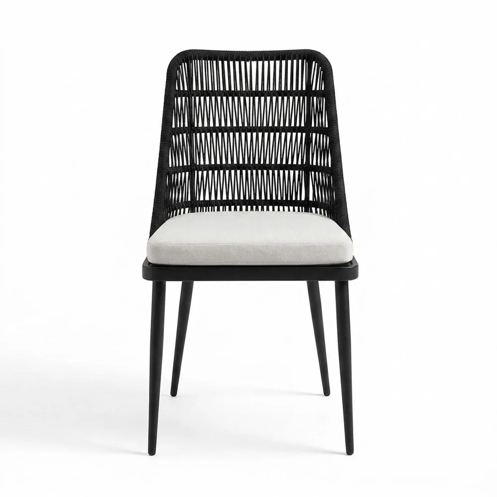 Silla con estructura de acero y respaldo de cuerda sintética