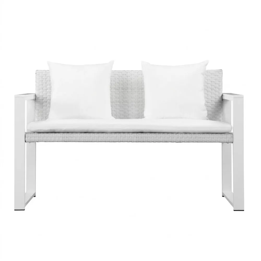Banco de ratán sintético y aluminio con cojines blancos