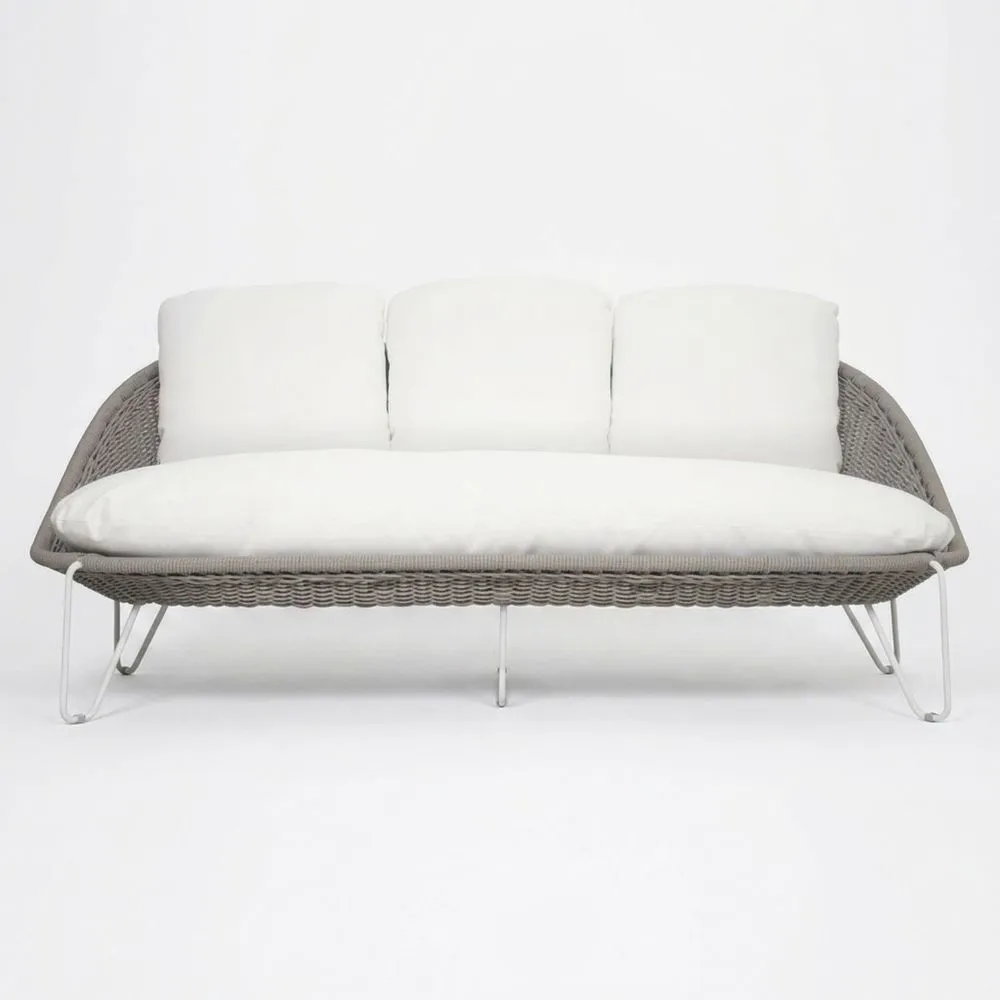 Sofá gris de ratán sintético con cojines de poliéster beige