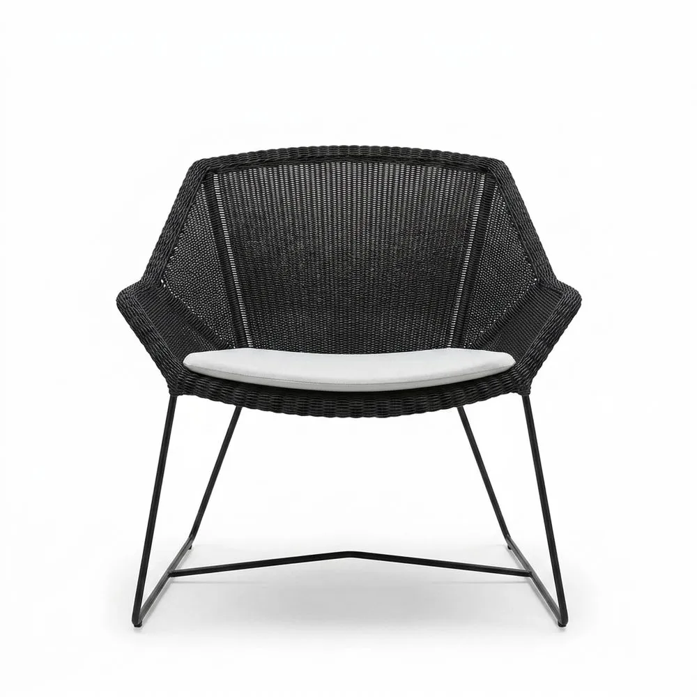 Silla de acero con estructura de ratán negro y cojines de poliéster blanco