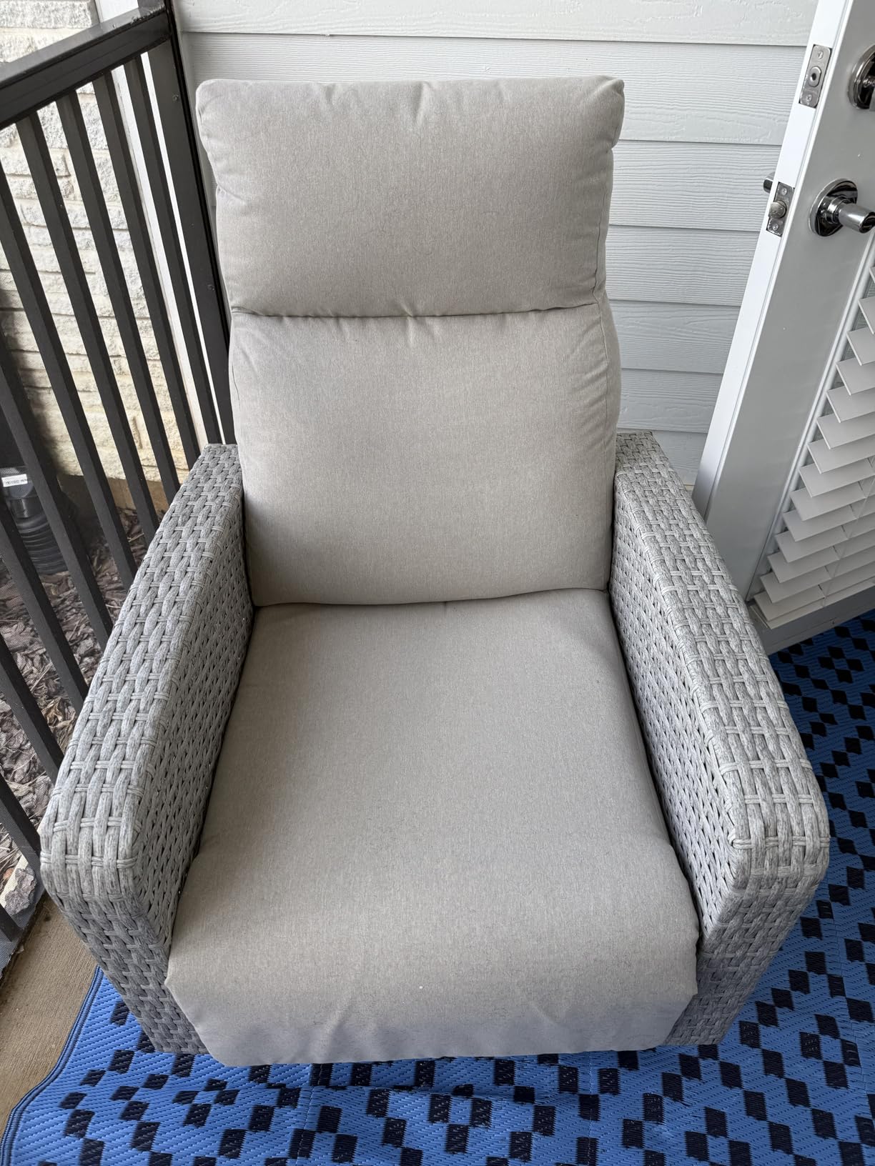 ZZWHOM PE Wicker Recliner Chair with Side Table – 1/2 PCS Set, Outdoor Patio Chair with Reclining Back, Swivel & Non-Swivel Options Available, All-Weather Resin Wicker Chair for Balcony Backyard Poolside