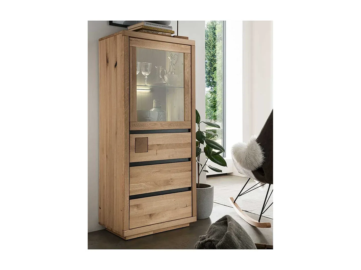 Massivholz Vitrinenschrank mit drei Schubladen aus Wildeiche