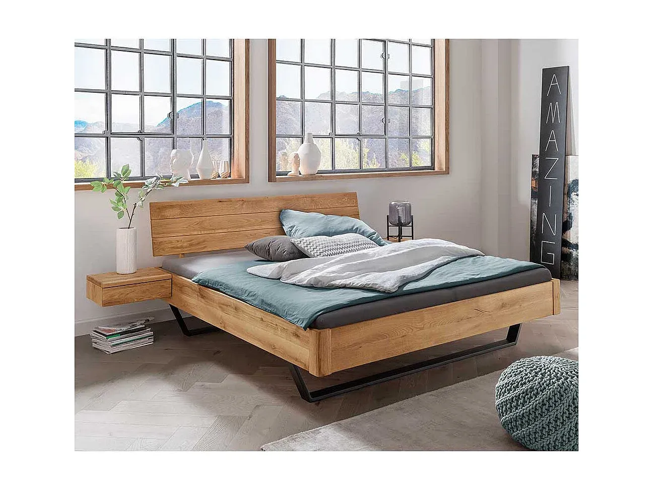 Massivholzbett aus Wildeiche im Industriestil