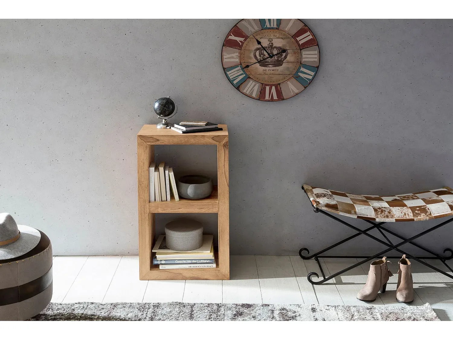 Holzregal im Landhausstil aus Massivholz