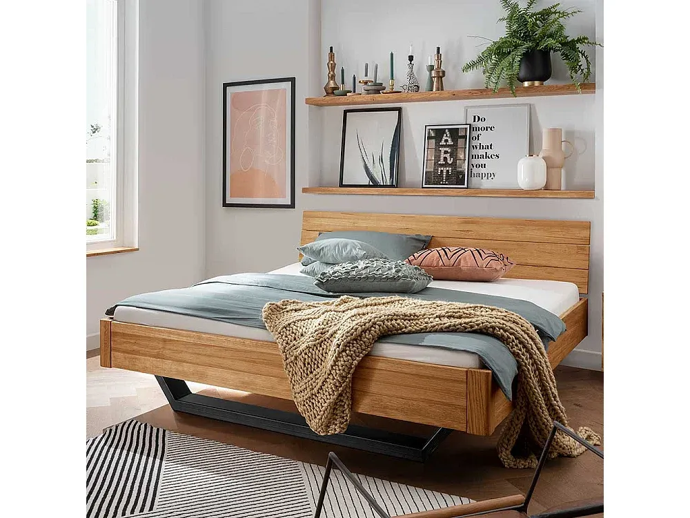 Massivholzbett aus Wildeiche im Industriestil