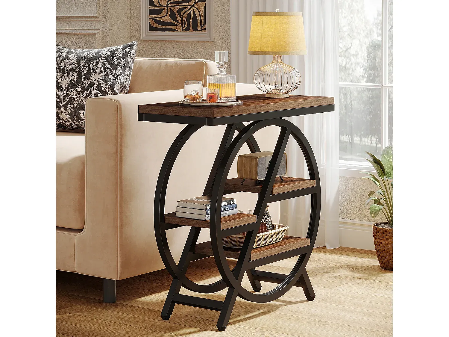 Industrieller Beistelltisch mit geometrischem Metallrahmen, Holzoberfläche