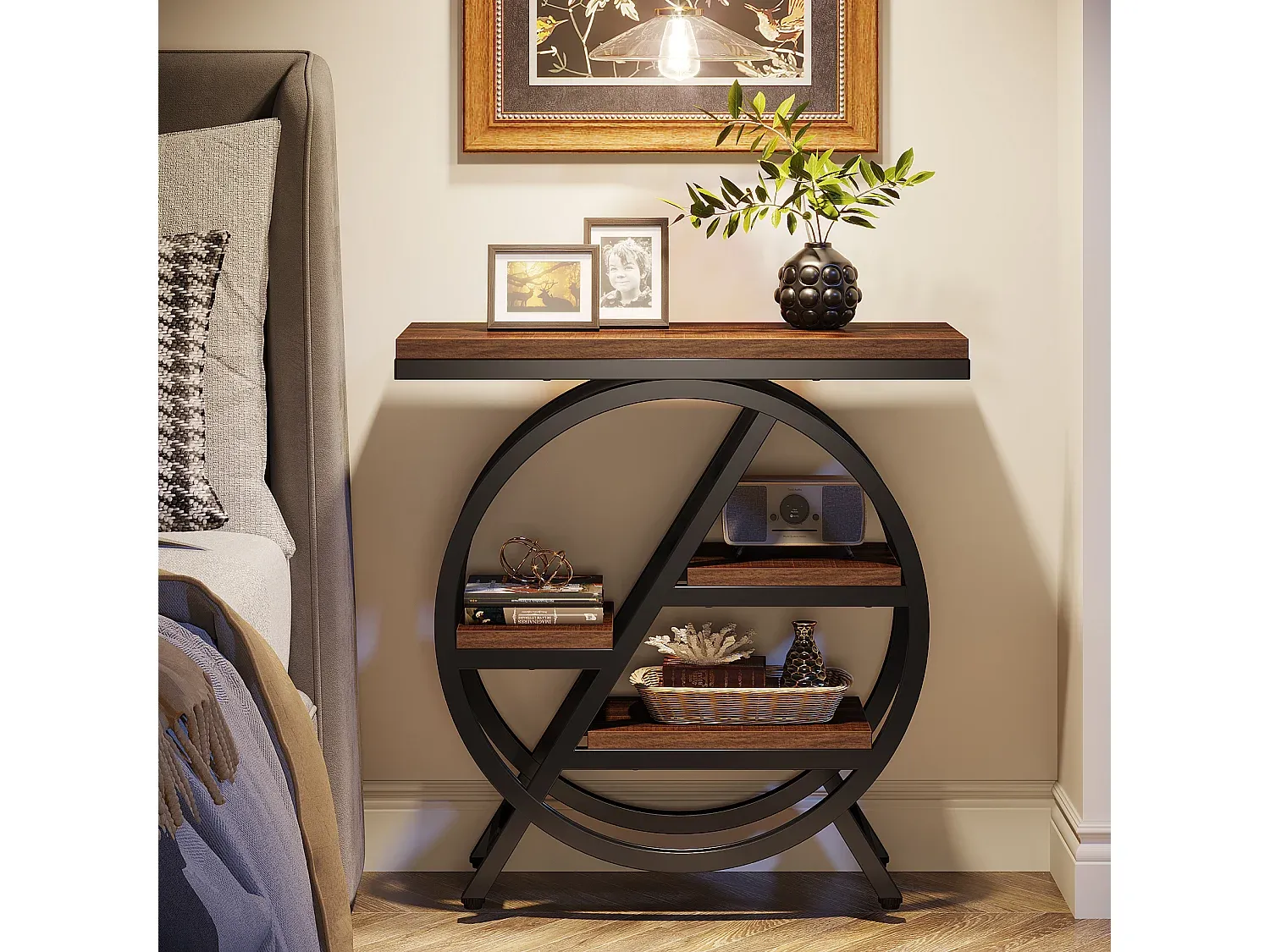 Industrieller Beistelltisch mit geometrischem Metallrahmen, Holzoberfläche