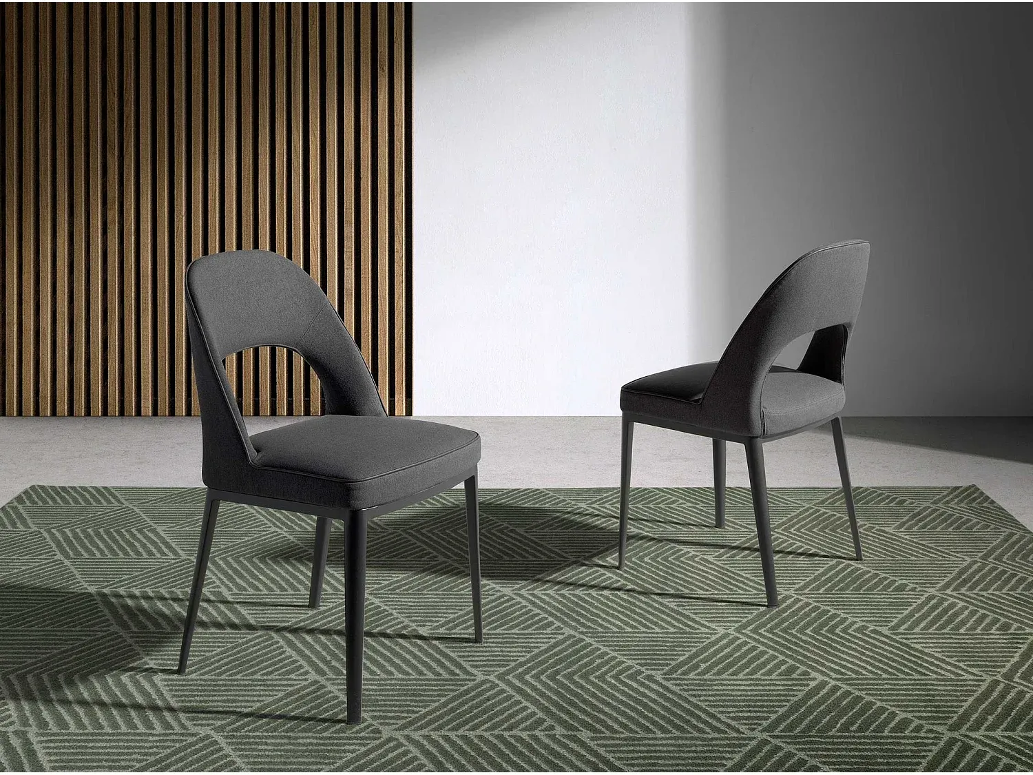 Moderner Esszimmerstuhl mit Stahlbeinen