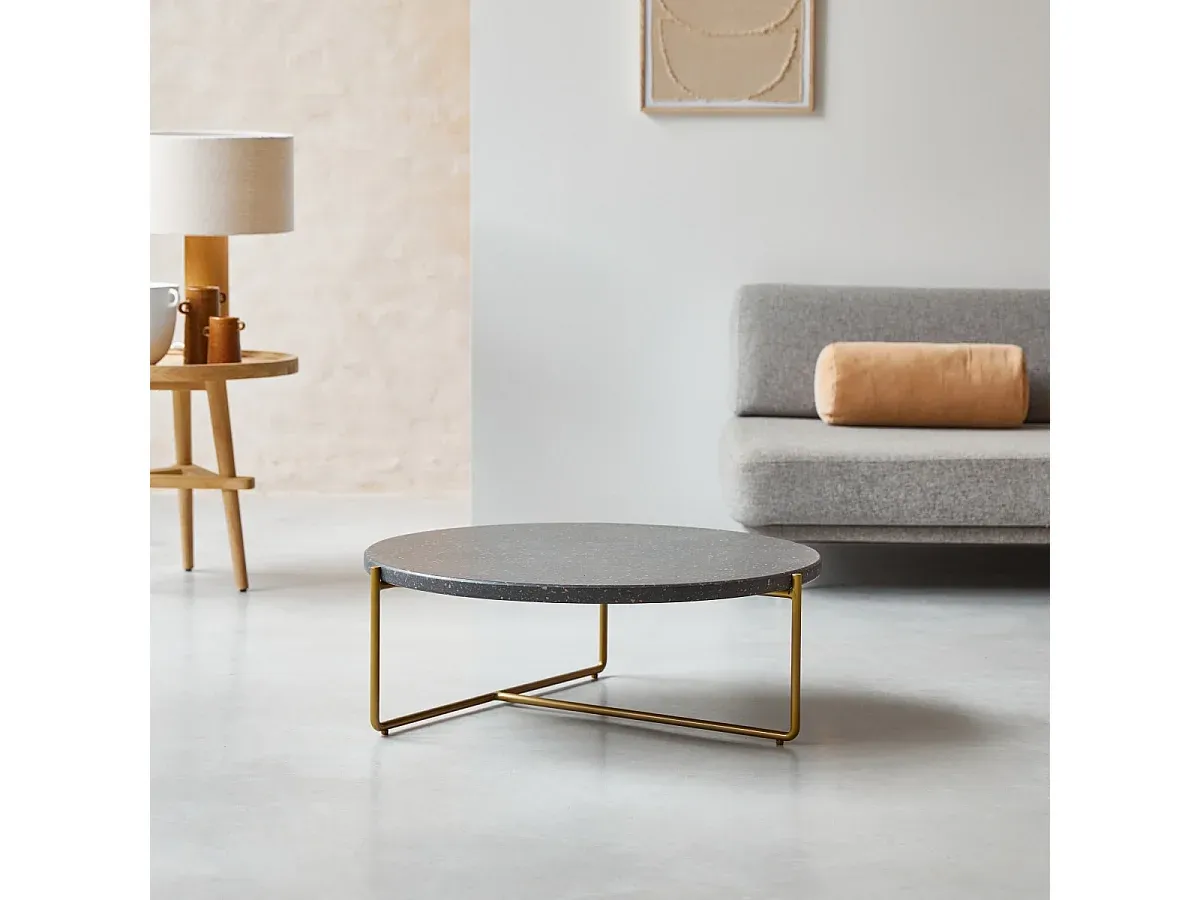 Moderner Couchtisch aus Metall und Terrazzo in Grau mit goldfarbenem Gestell
